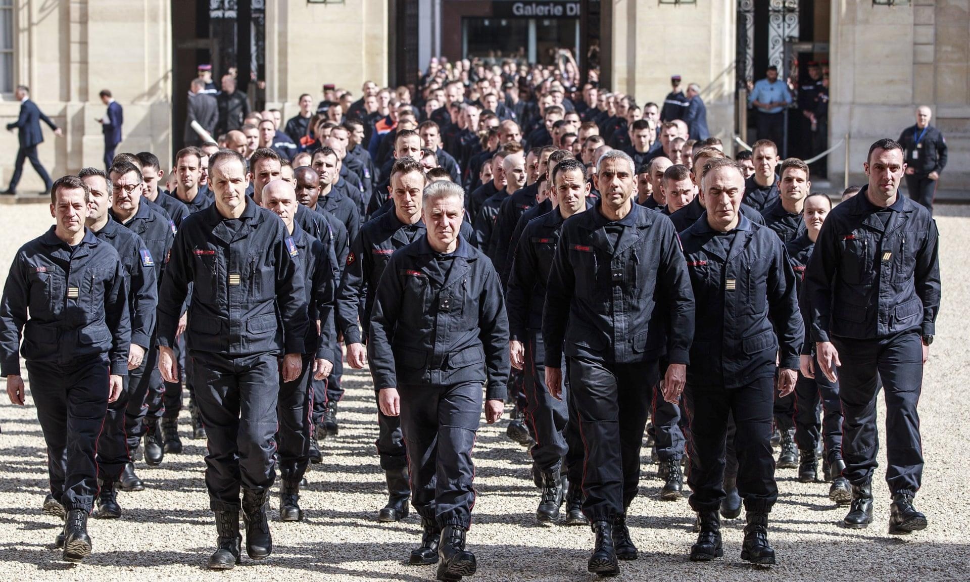 Phap vinh danh nhung nguoi linh cuu hoa da cuu Nha tho Duc Ba hinh anh