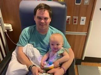 Dong nghiep quyen gop 100 ngay phep cho giao vien My co con bi ung thu hinh anh