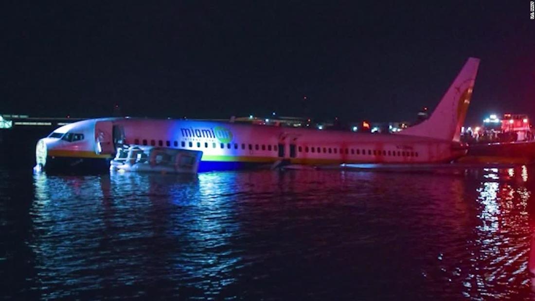 Hanh khach chuyen bay ky dieu: Boeing 737 dap nuoc va nay len hinh anh