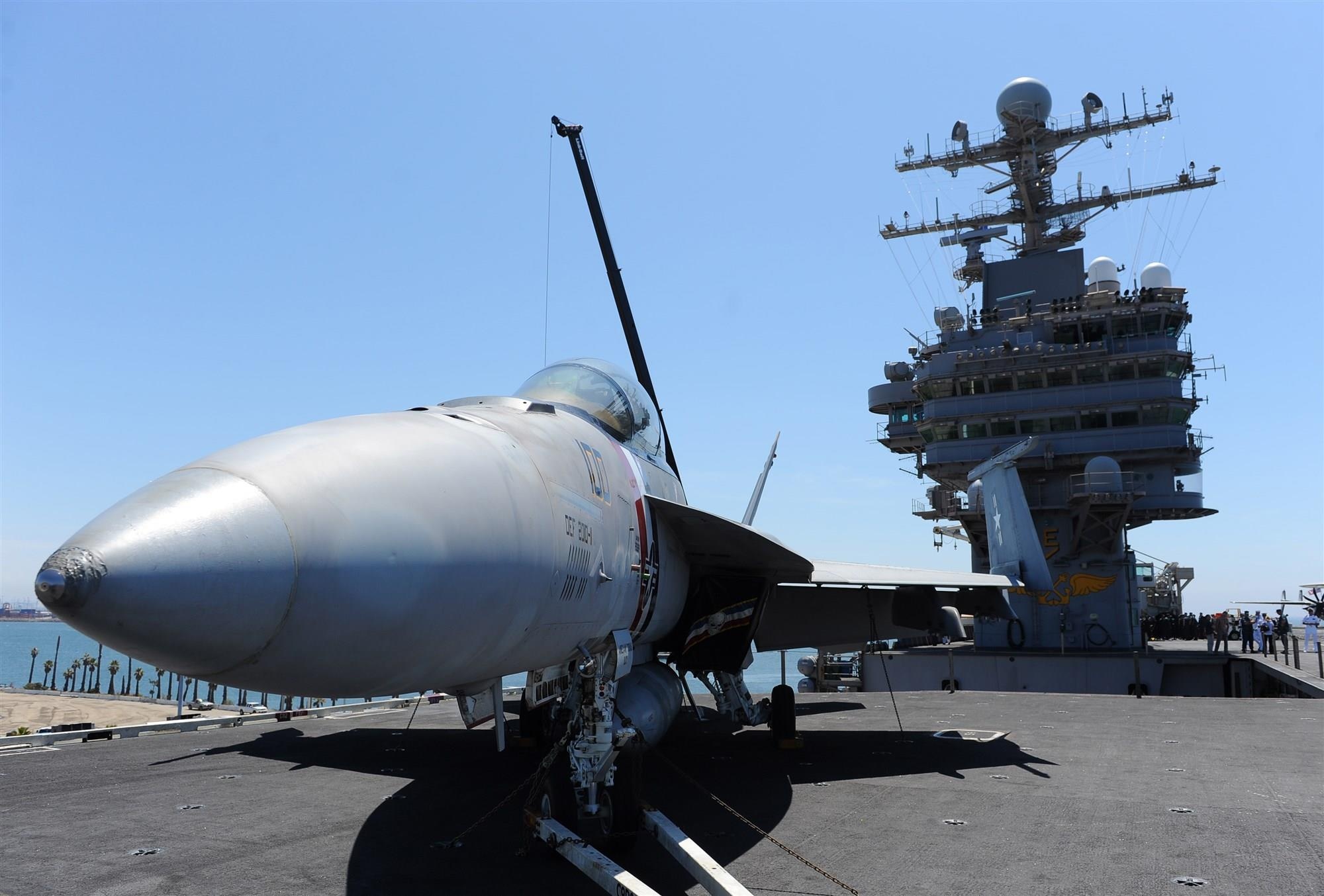 My phai tau san bay, may bay nem bom toi Trung Dong 'dan mat' Iran hinh anh