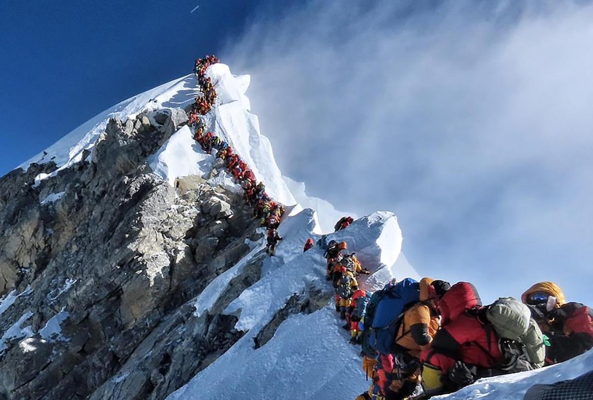 'Buoc qua xac nguoi de len dinh' - canh hon loan tren Everest un tac hinh anh