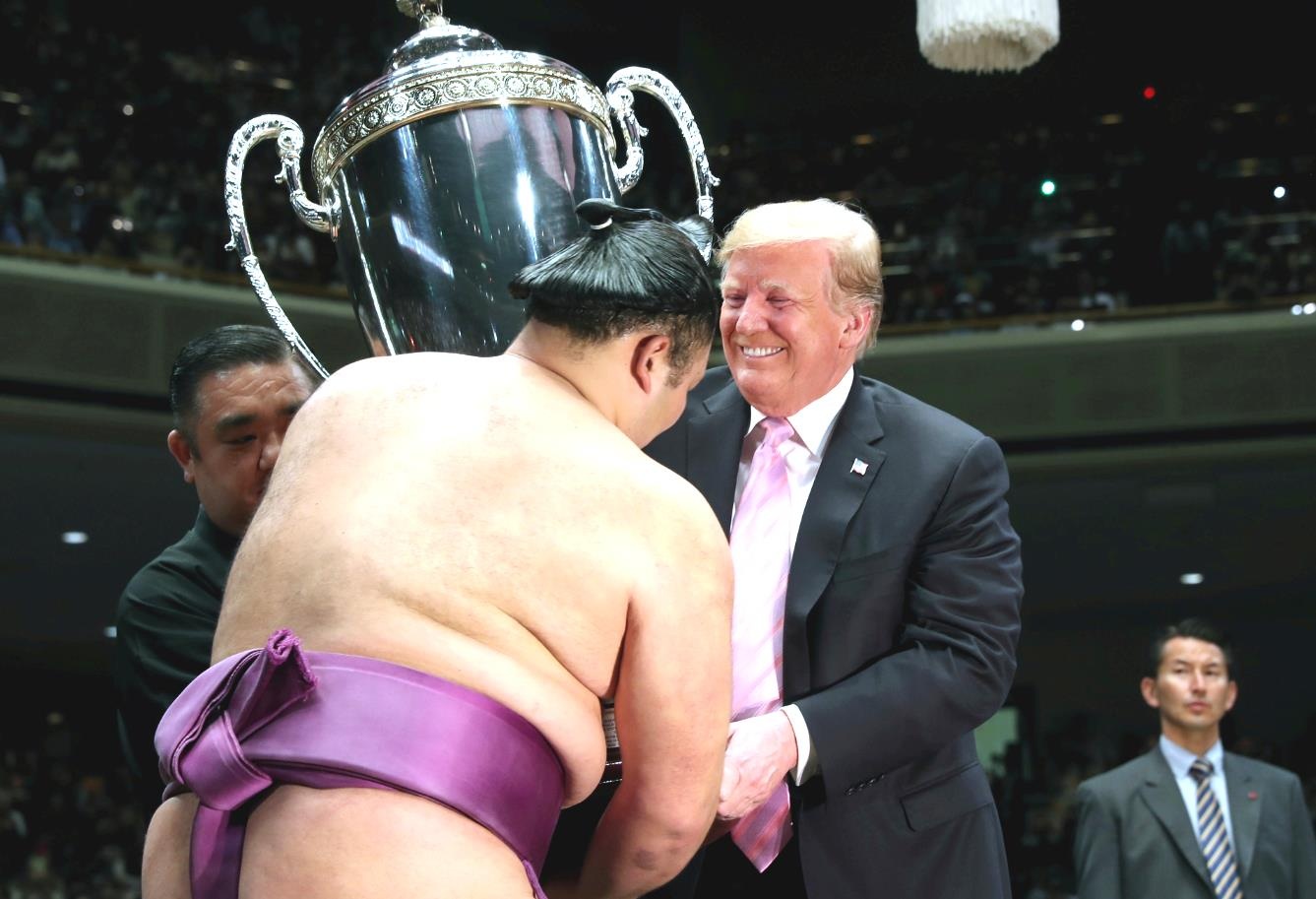 Nhat hoang don TT Trump linh dinh, nhung cac lanh dao khac phai doi hinh anh