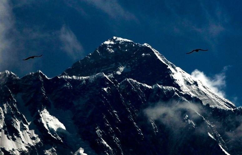 Bang tan phoi bay thi the tren dinh Everest nhieu hon bao gio het hinh anh