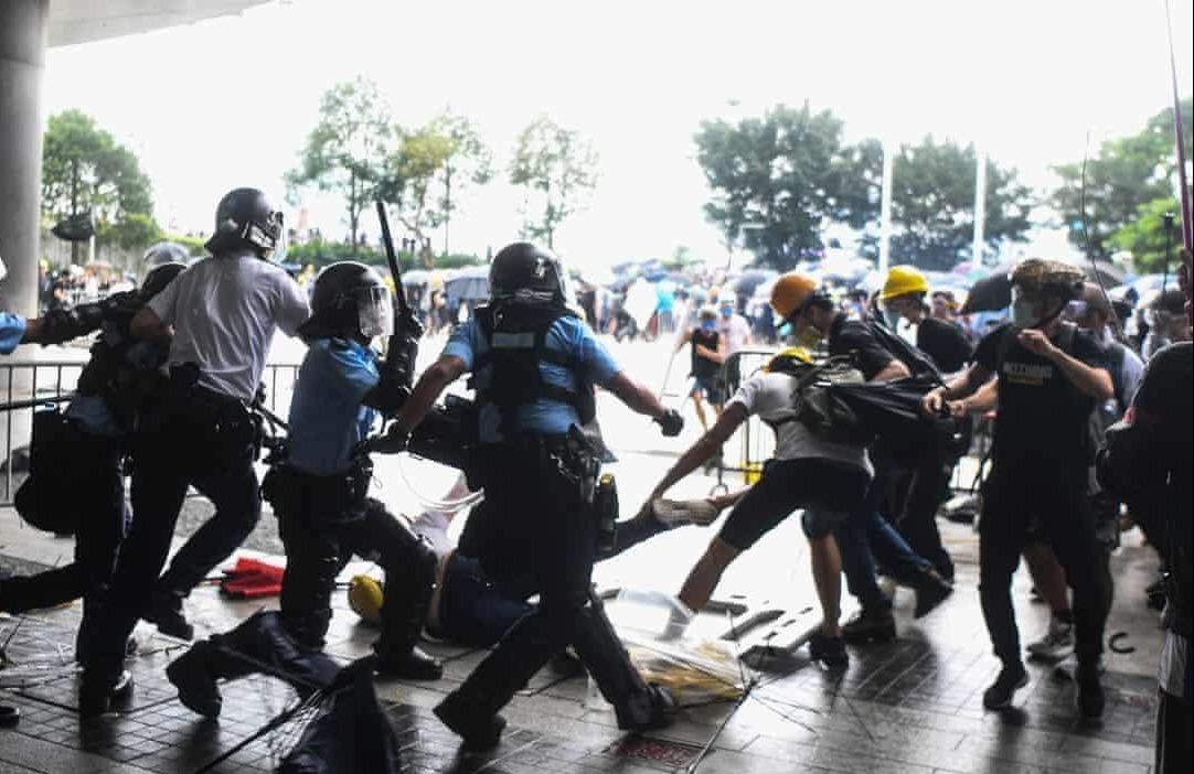 Trung tam Hong Kong ngap trong nguoi bieu tinh va khoi hoi cay hinh anh