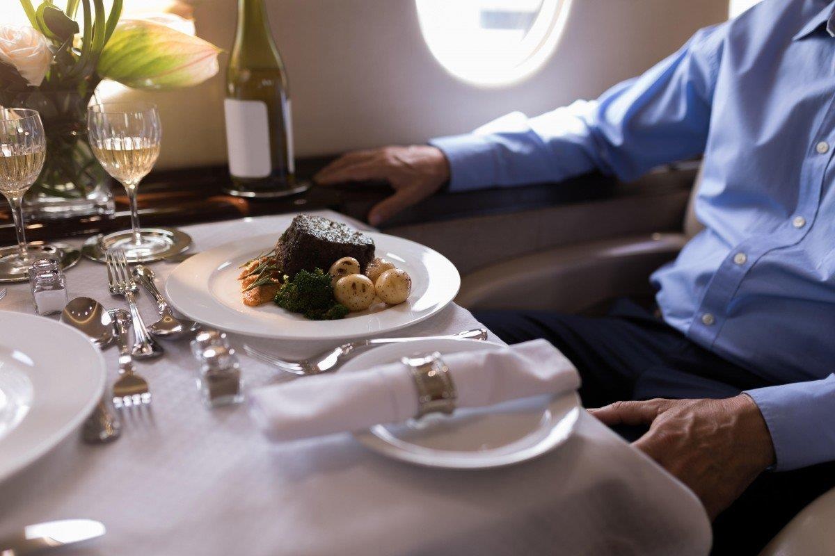 Thuc don VIP xa xi tren cac chuyen bay tu nhan va cai gia phai tra hinh anh