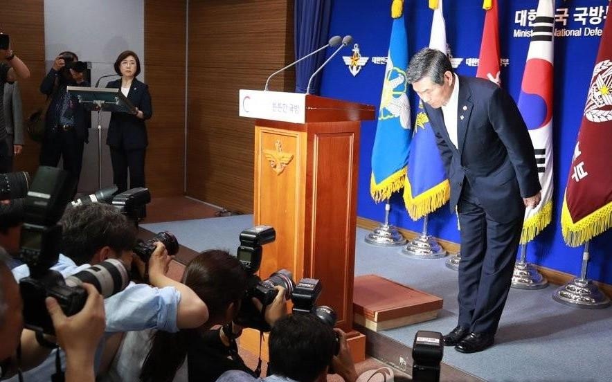 Quan doi Han Quoc xin loi vi de lot thuyen Trieu Tien vuot bien hinh anh