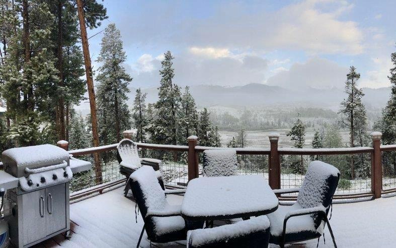 Tuyet roi day hon nua met trong ngay dau mua he o My hinh anh