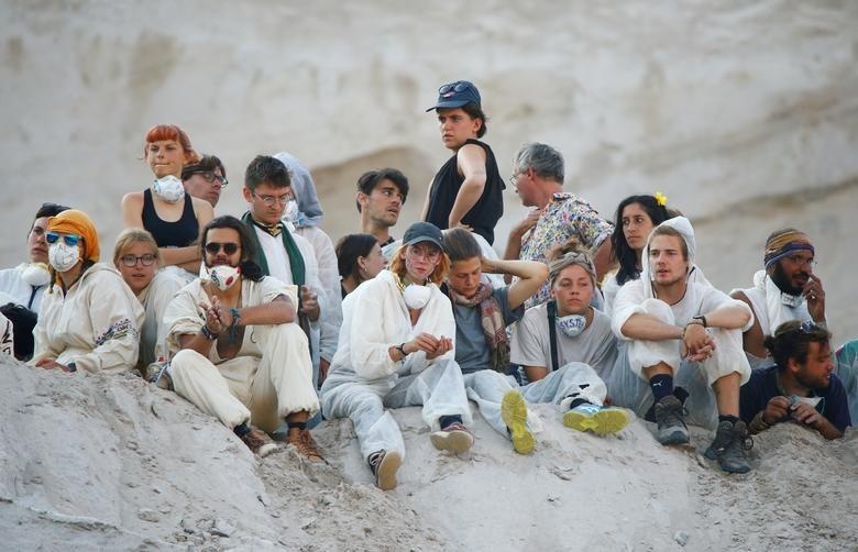 Hang tram nguoi bieu tinh toa khang giua mo than khong lo o Duc hinh anh