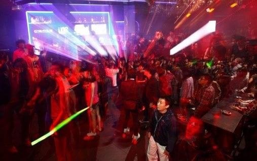 Danh thuoc me va ham hiep - be boi soc o pho thuong luu Gangnam hinh anh