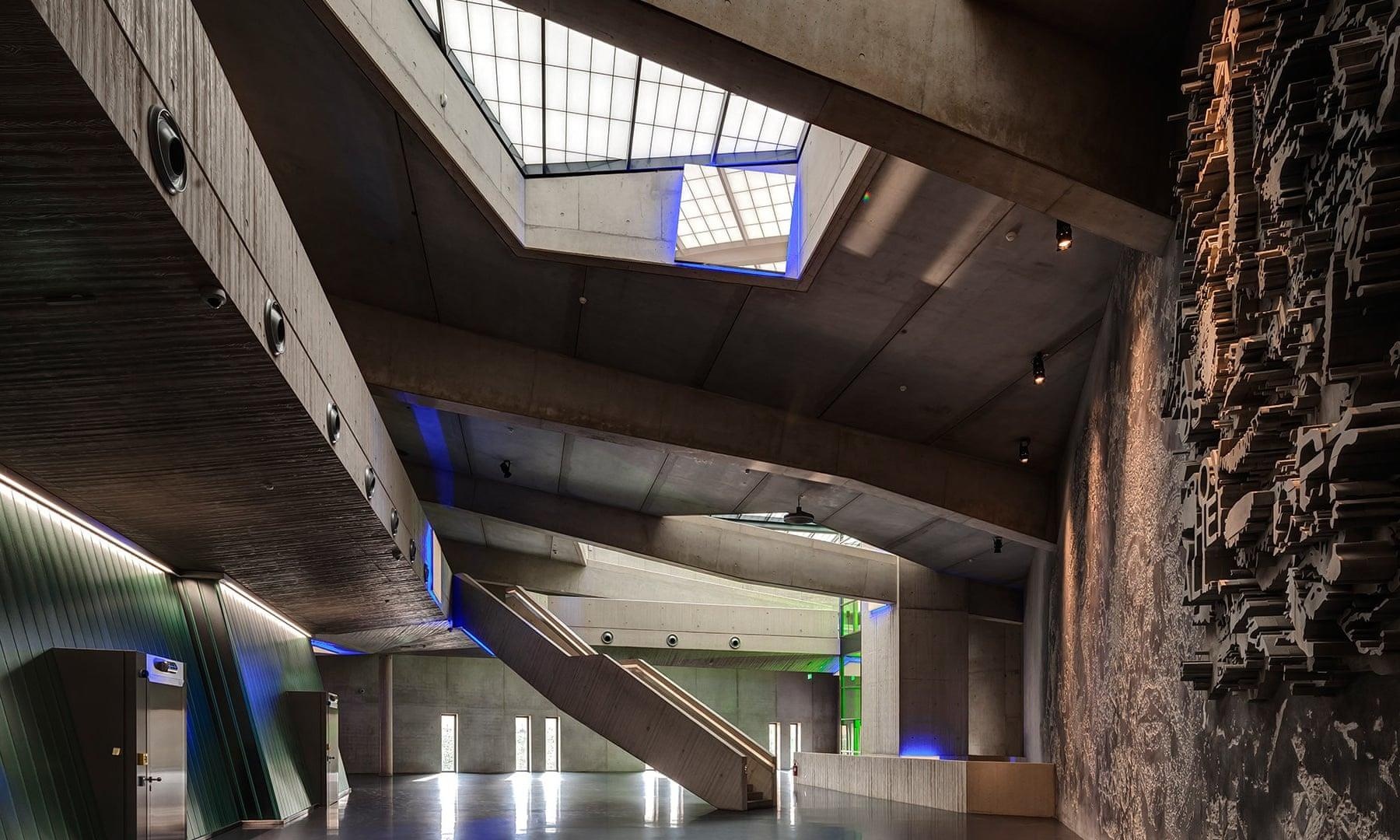 Ben trong cang tu do Luxembourg - kho giau cua cho gioi sieu giau hinh anh