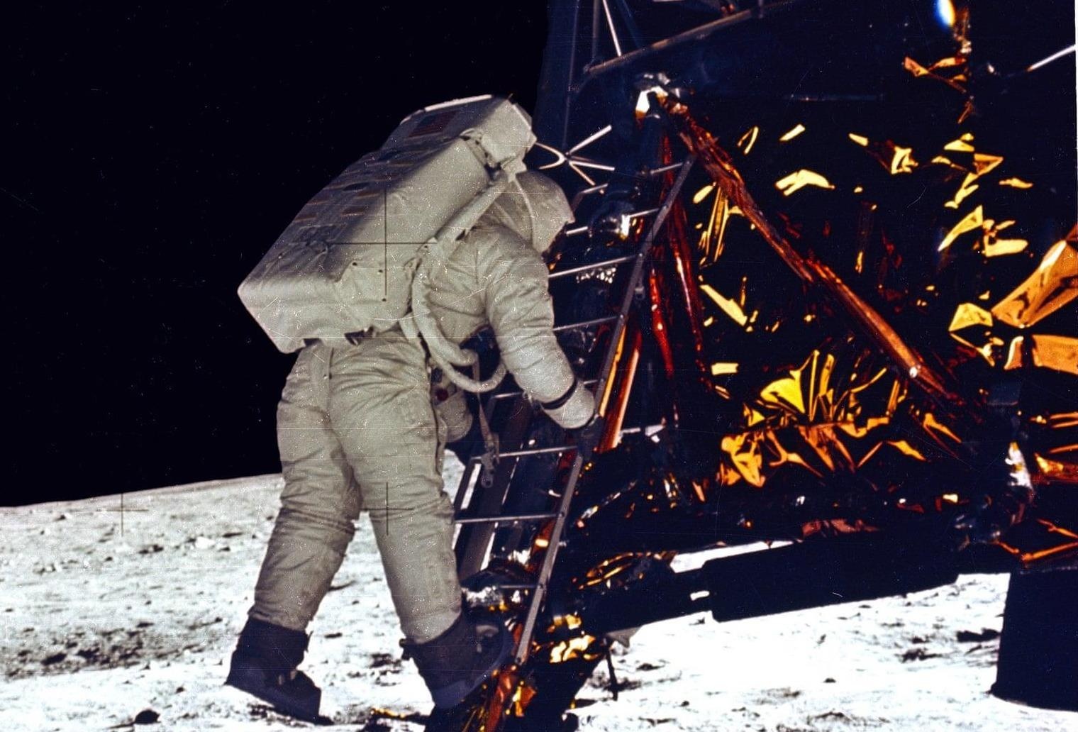 Thuyet am muu ve cuoc do bo gia mao cua NASA len Mat Trang hinh anh