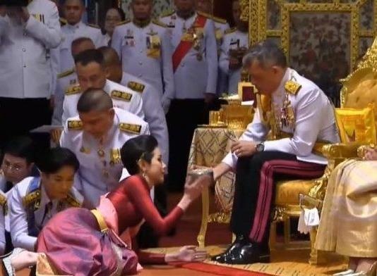 Vua Thai sac phong hoang quy phi dau tien trong gan mot the ky hinh anh