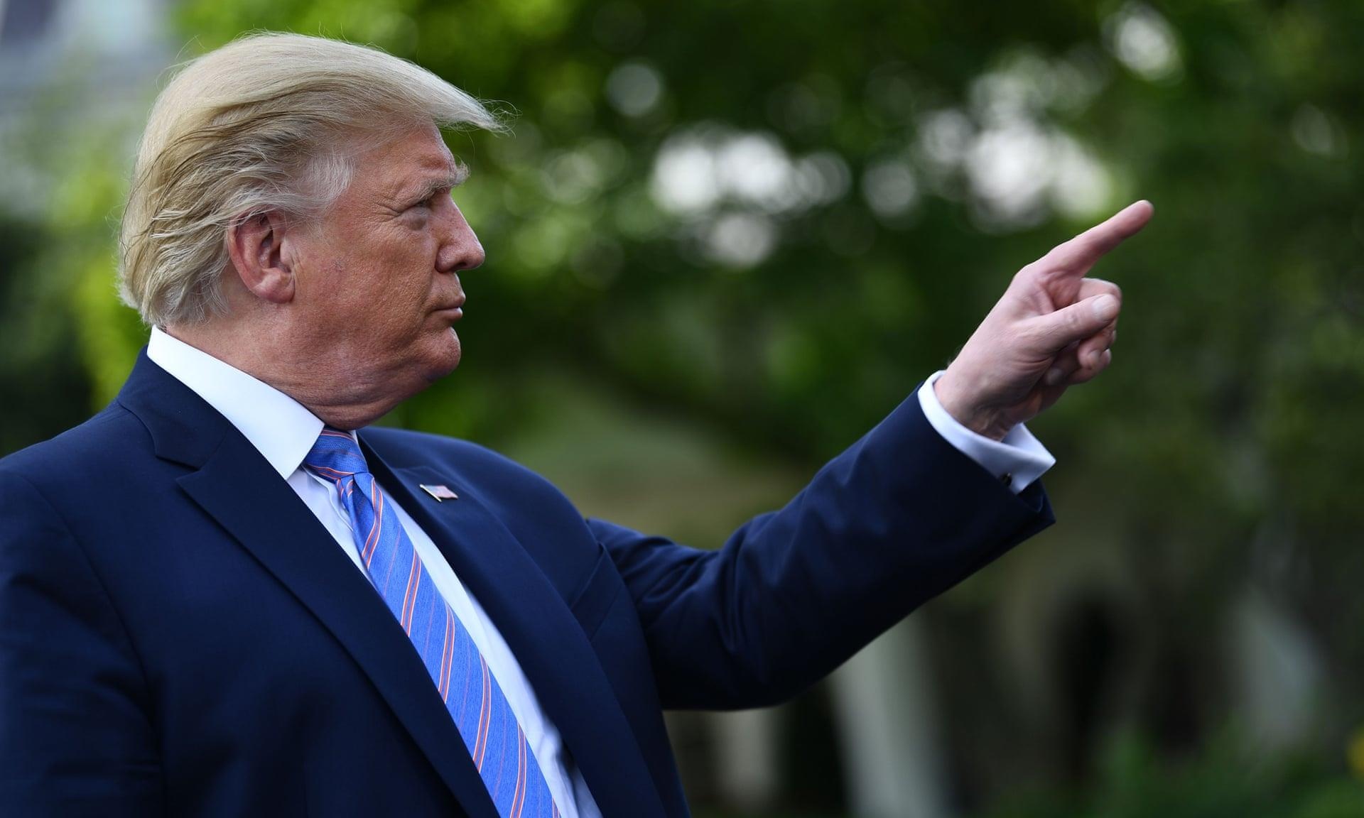 Ap thue 'bom tan' hang TQ, TT Trump 'tuyen chien voi Giang sinh' hinh anh