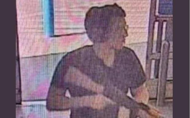 Hinh anh dau tien ve ke xa sung AK-47 vao sieu thi o Texas hinh anh