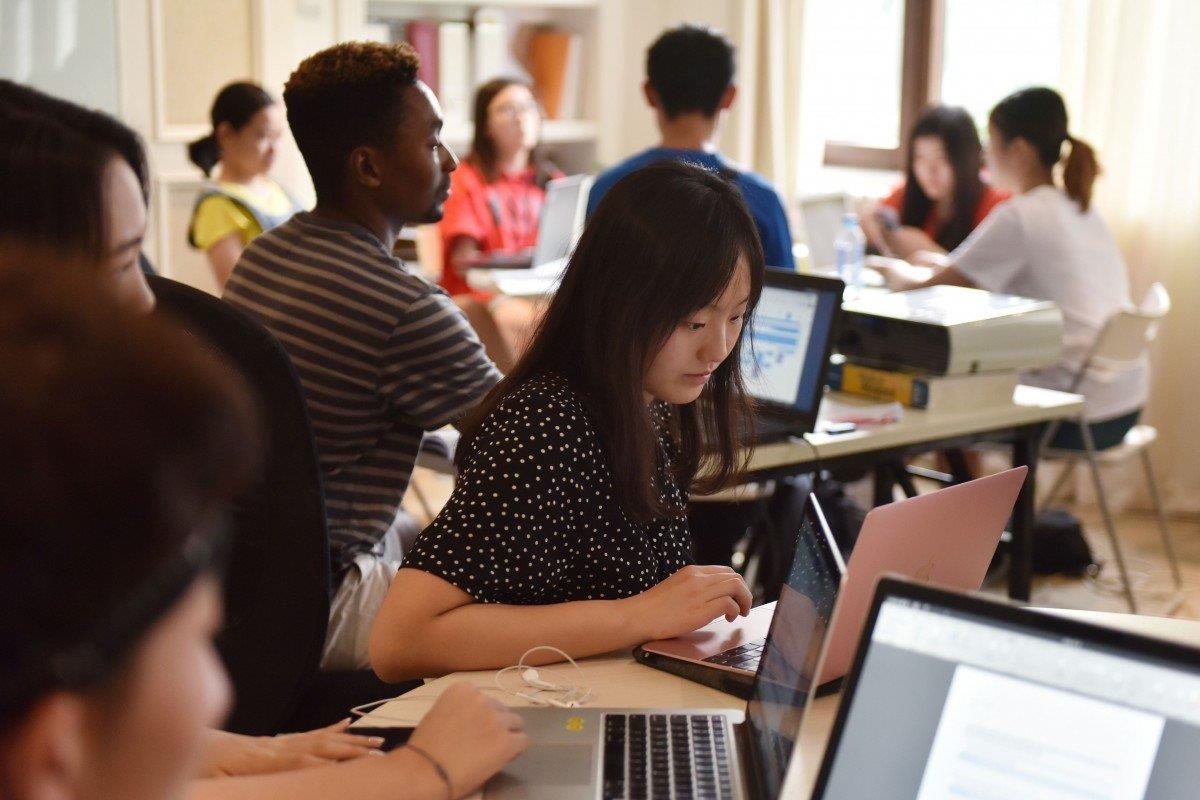 Tong le, gia thanh tich - duong tat de con nha giau TQ du hoc hinh anh