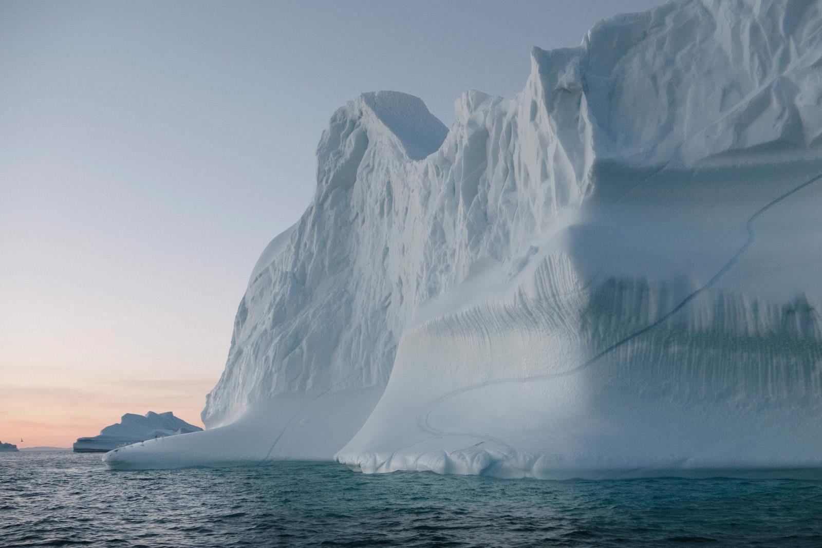 ben trong dao Greenland anh 12