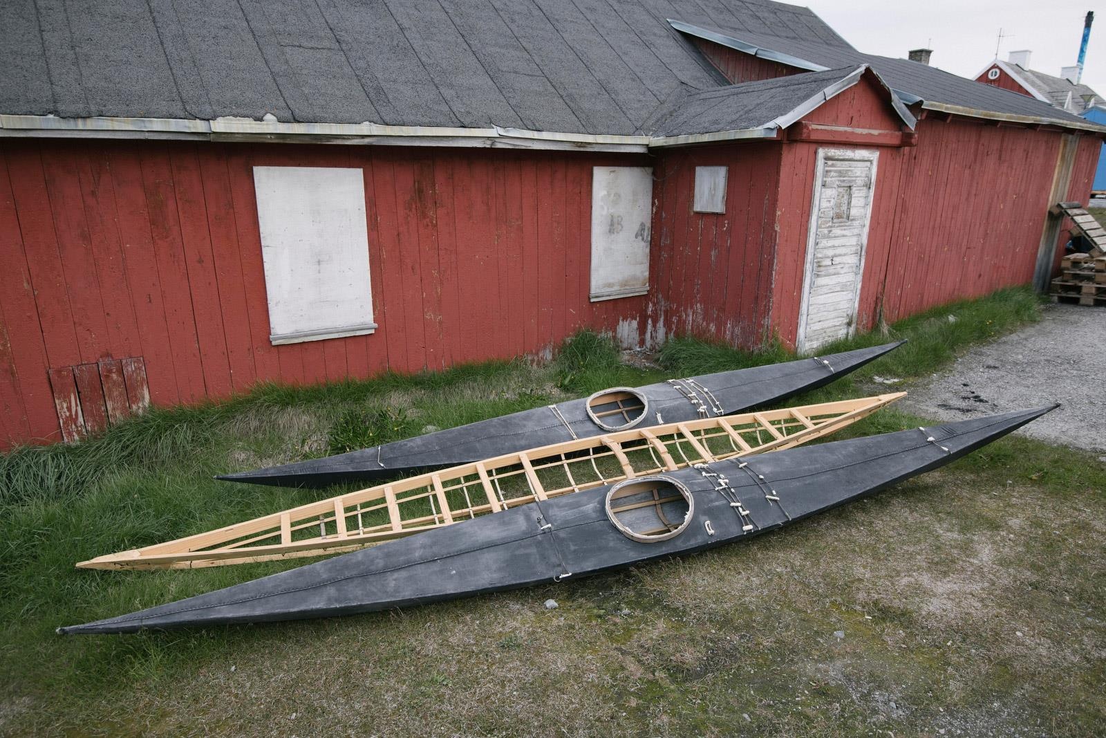 ben trong dao Greenland anh 13