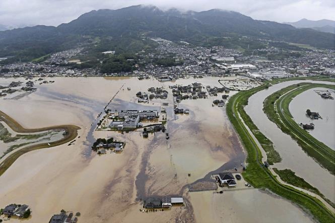 Dao Kyushu hung mua lon lich su, Nhat di tan 240.000 dan hinh anh