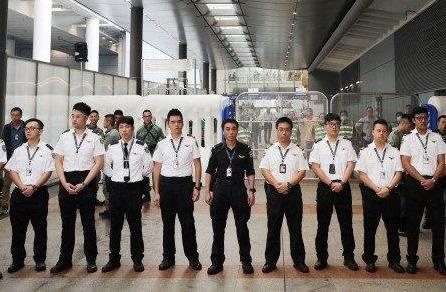 Hong Kong that chat an ninh, ngan nguoi bieu tinh lam te liet san bay hinh anh