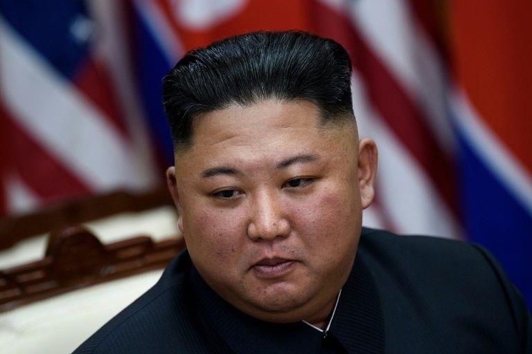 Ong Kim Jong Un mang cap duoi vi lo la trong doi pho bao hinh anh