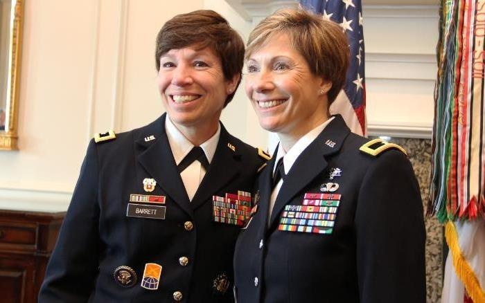 Cap chi em dau tien cung tro thanh nu tuong trong quan doi My hinh anh