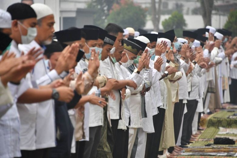 Nguoi Indonesia cau mua giua dong hy vong dap tat chay rung hinh anh