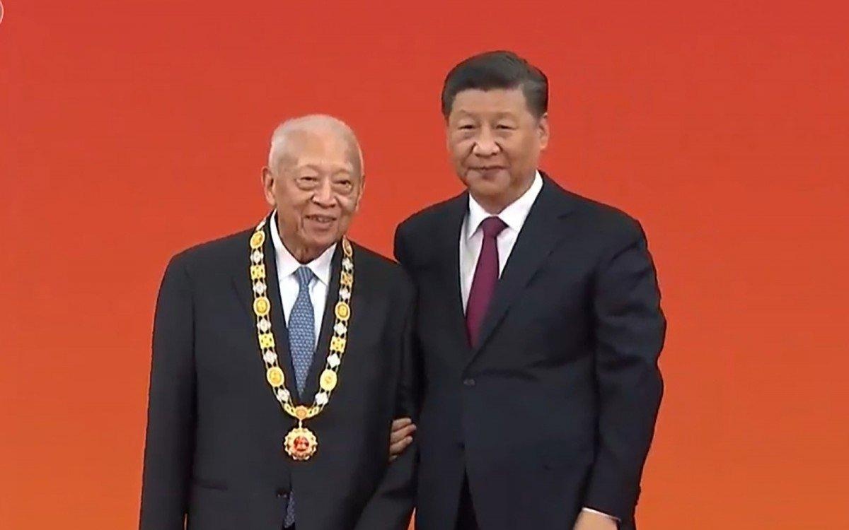 Trung Quoc trao huan chuong cho cuu truong dac khu Hong Kong dau tien hinh anh