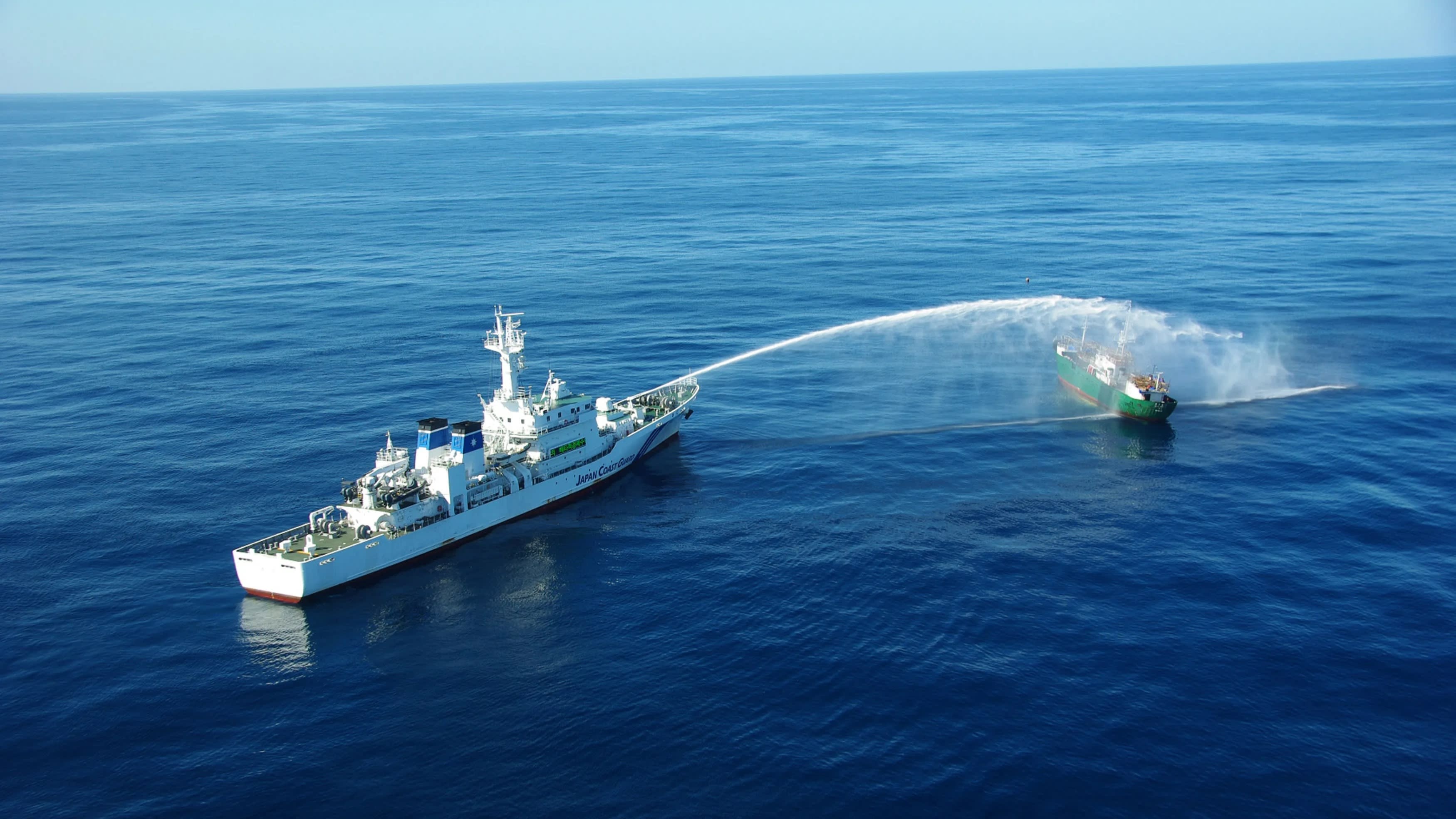 Tau ca cua Trieu Tien chim sau va cham voi tau tuan tra Nhat hinh anh