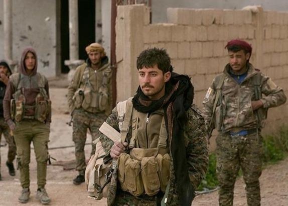 Nguoi Kurd o Syria bi My bo roi sau cuoc chien voi IS hinh anh