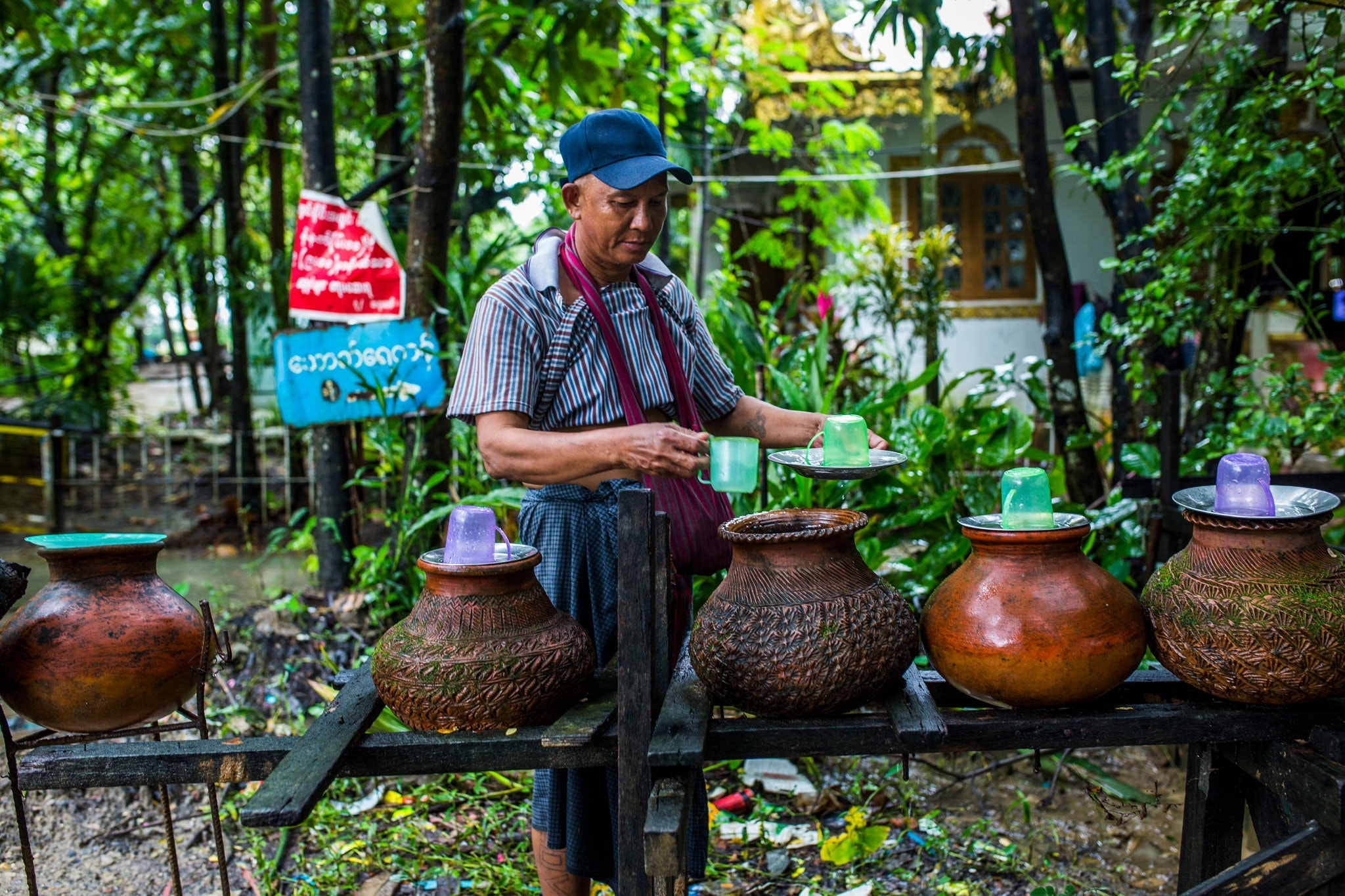 Binh nuoc cong duc Phat giao dan bien mat o Myanmar vi chai nhua hinh anh