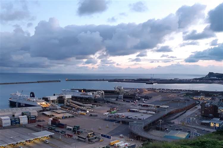 nguoi di cu Trung Quoc chet trong xe tai o Anh anh 1