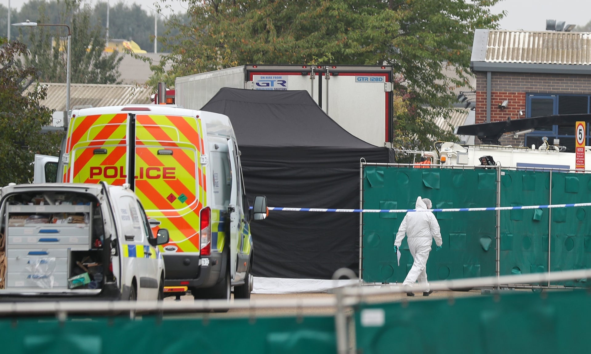 39 nguoi bi nhot trong thung lanh 10 gio truoc khi duoc phat hien hinh anh