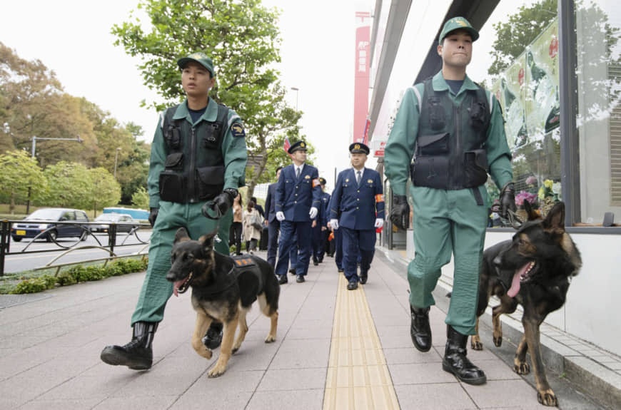 26.000 canh sat trien khai cho le dieu hanh cua Nhat hoang hinh anh