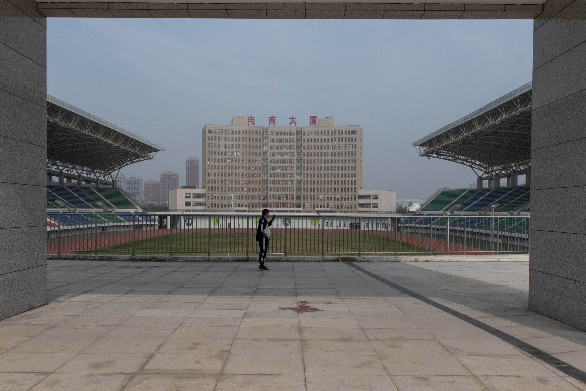 Vay tien y ta xay benh vien, thanh pho o Trung Quoc no nan chong chat hinh anh