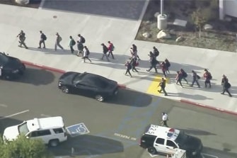 Nam sinh dung 'sung ma' ban chet ban hoc o My hinh anh