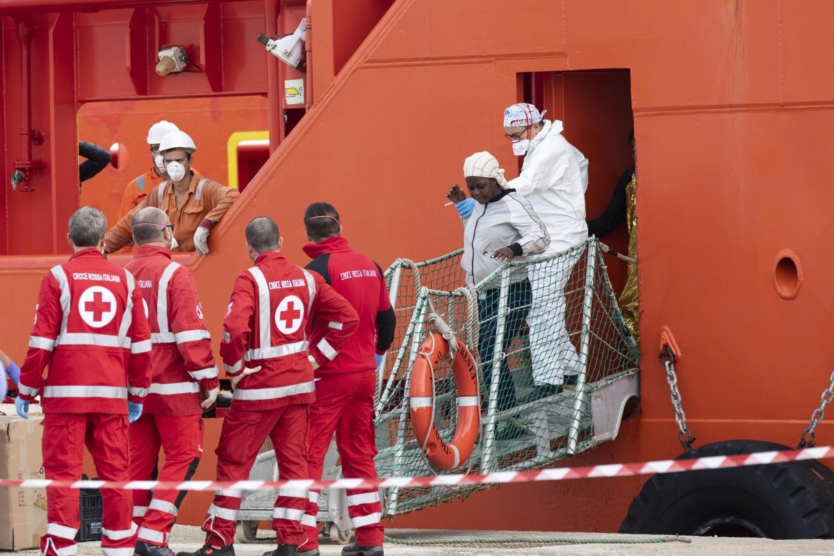 149 nguoi di cu duoc Italy giai cuu khi thuyen bi lat up hinh anh