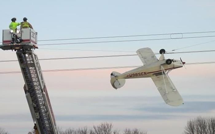 May bay mac vao duong day dien, phi cong My 65 tuoi thoat nan hinh anh