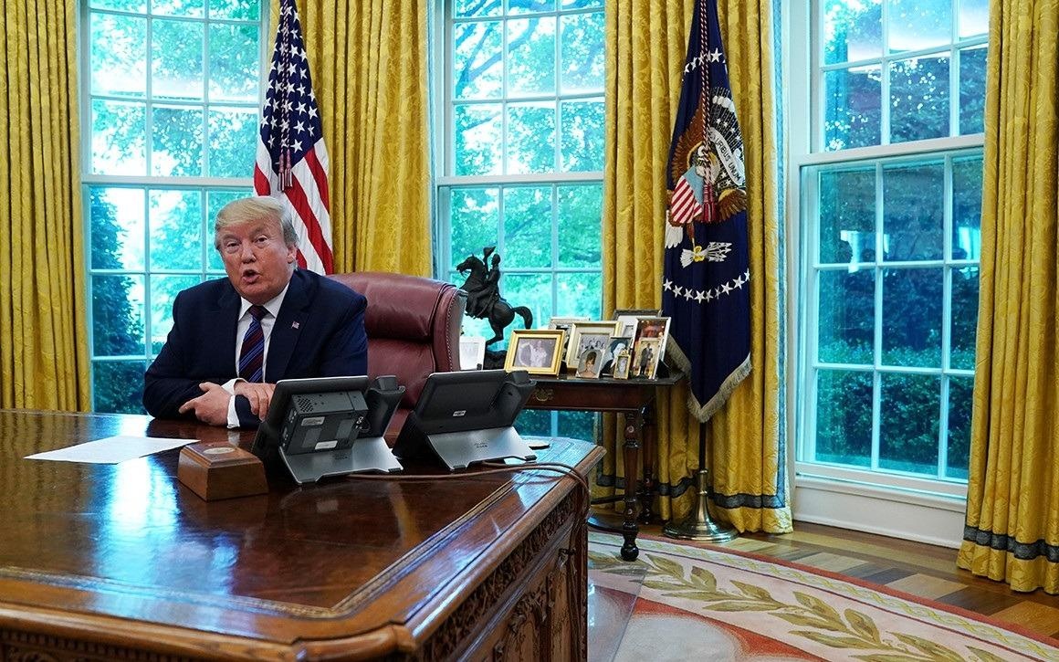 Tong thong Trump bo roi Phong Bau duc, chuyen sang lam viec o tu dinh hinh anh