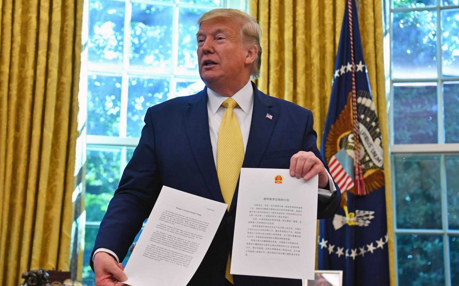 Du luat Hong Kong van tren ban cua TT Trump hinh anh