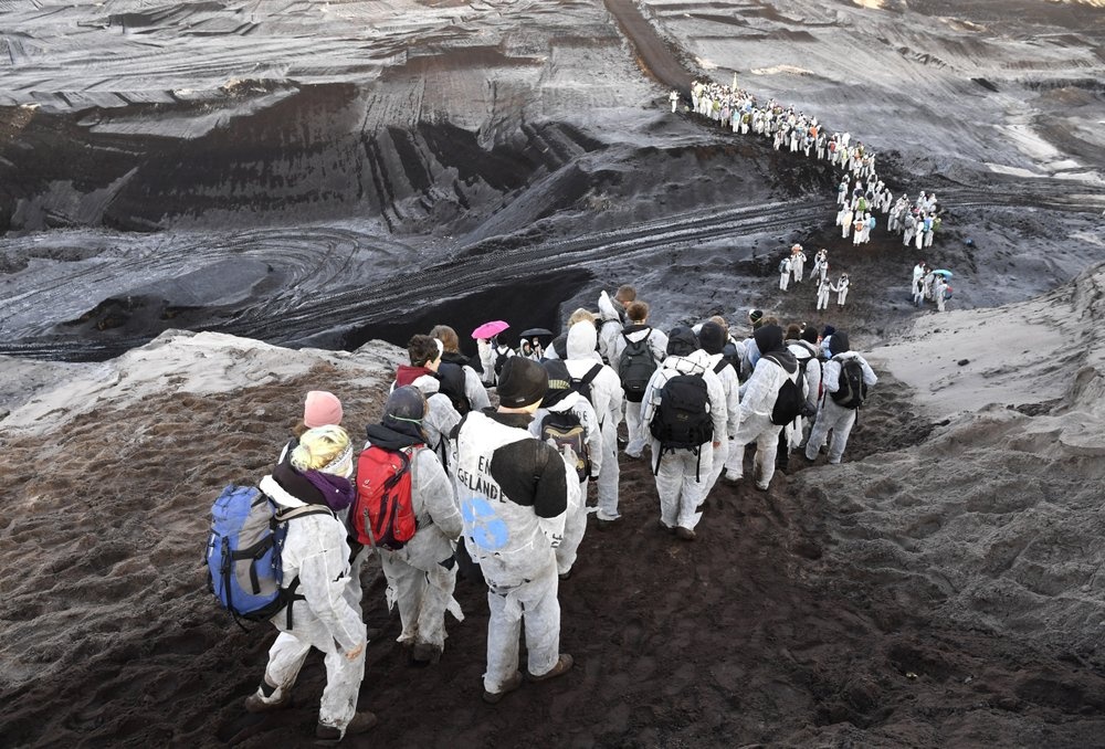 Hang nghin nha hoat dong khi hau chiem mo than Duc de bieu tinh hinh anh