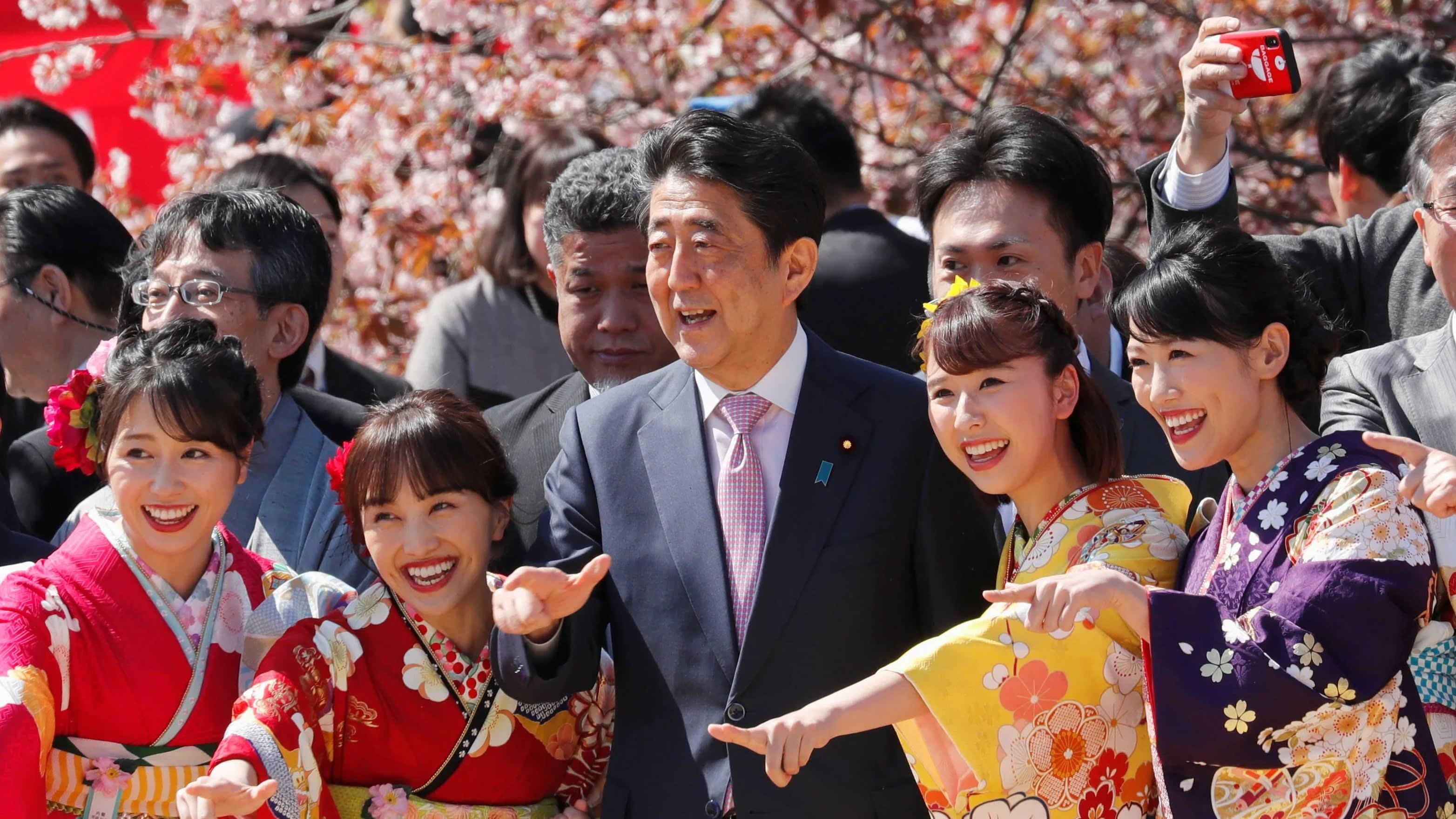 Tiec hoa anh dao va may huy giay la vu be boi moi nhat cua ong Abe hinh anh