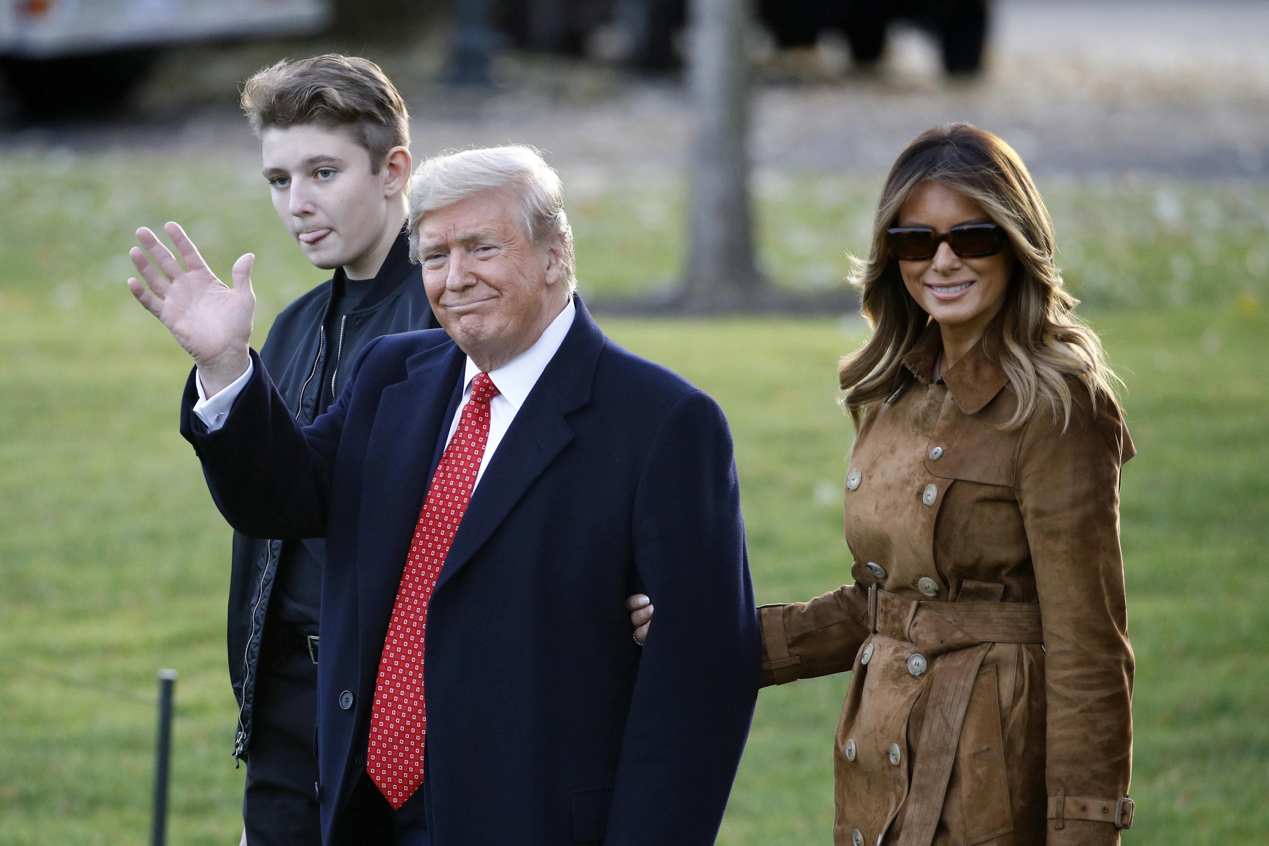 Ba Melania bat ngo len tieng, bao ve con trai giua 'bao luan toi' hinh anh