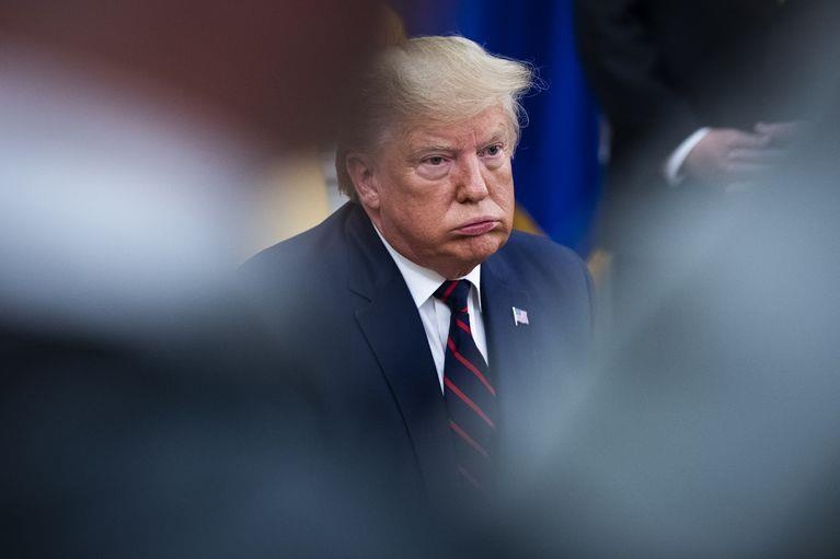 Tong thong Trump doi mat it nhat 3 dieu khoan luan toi hinh anh