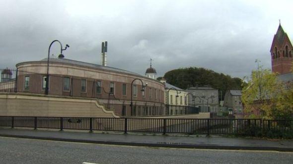 Nguoi dan ong Viet van chuyen can sa 350.000 USD qua buu dien o Anh hinh anh