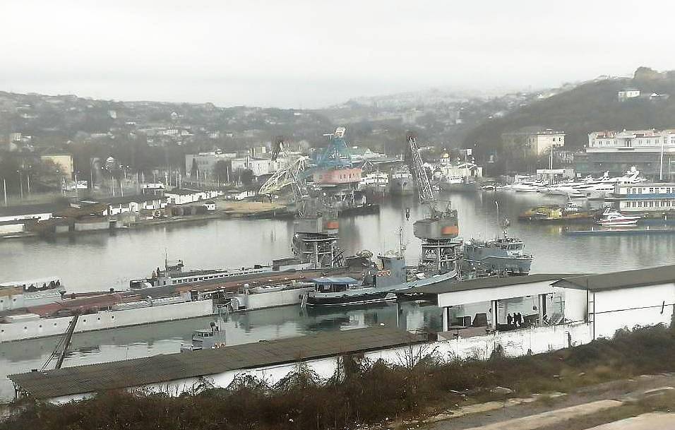 Tau ngam da chim cua Nga noi len mat nuoc hinh anh