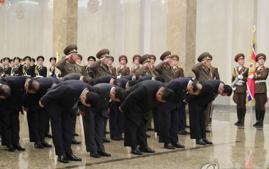 Ong Kim Jong Un den vieng lang cha trong ngay gio lan thu 8 hinh anh