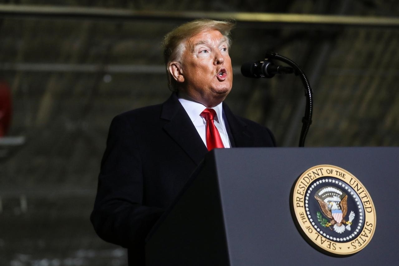 TT Trump ky goi ngan sach 1,4 nghin ty USD tren chuyen co roi thu do hinh anh