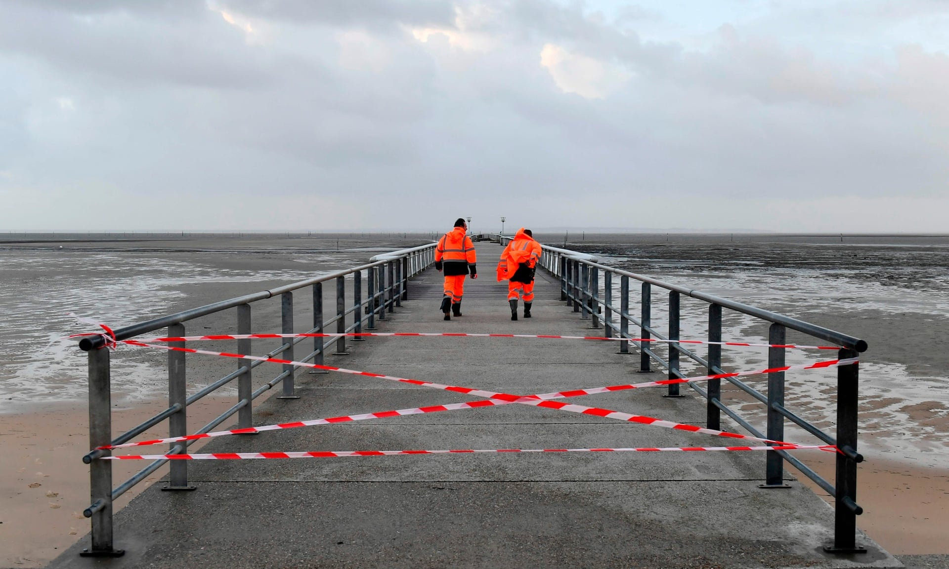 Bao Elsa va Fabien can quet khap chau Au, cuon troi nguoi xuong bien hinh anh
