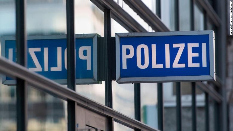 Cau be mat tich hon 2 nam o trong tu quan ao cua nghi pham khieu dam hinh anh