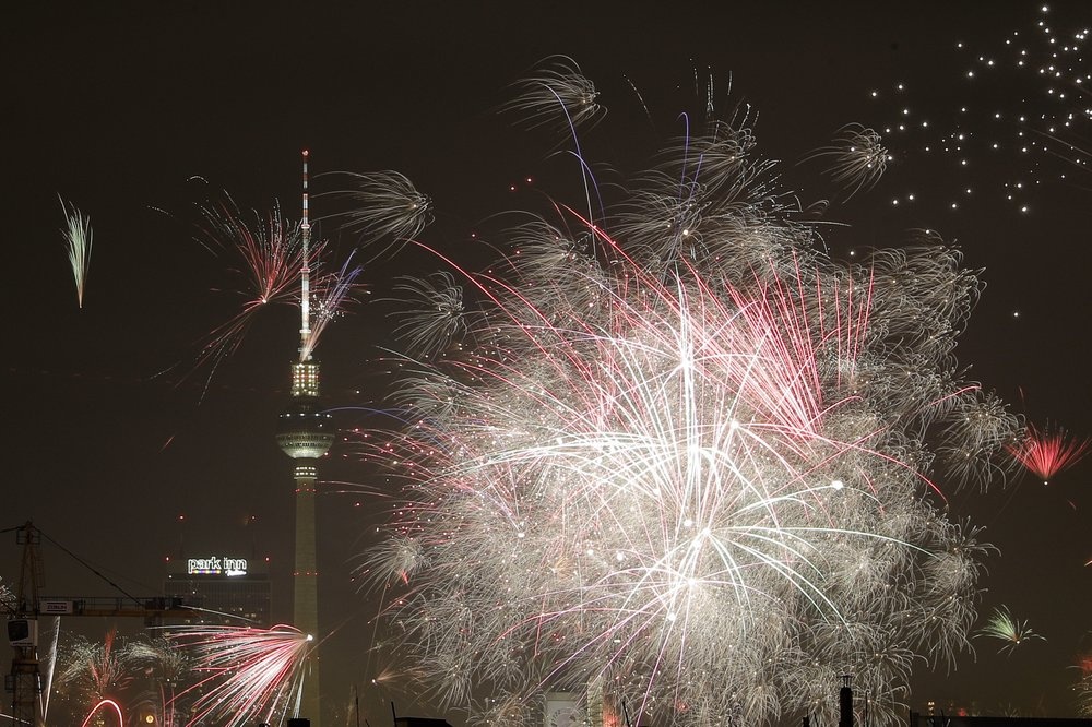 The gioi chao 2020 trong phao hoa va hy vong moi hinh anh